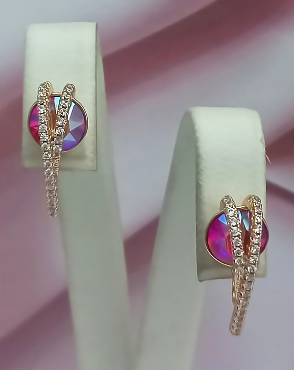 Сережки XР. Позолота 18К. Камені: Swarovski, малиновий-хамелеон та циркон. Довжина: 2 см Ширина: 8 мм