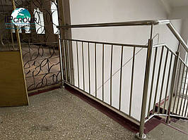 Перила для лестницы из нержавейки. Компания Инвестпром групп более 7 лет занимается изготовлением перил для лестниц. Харьковская гимназия №47 4