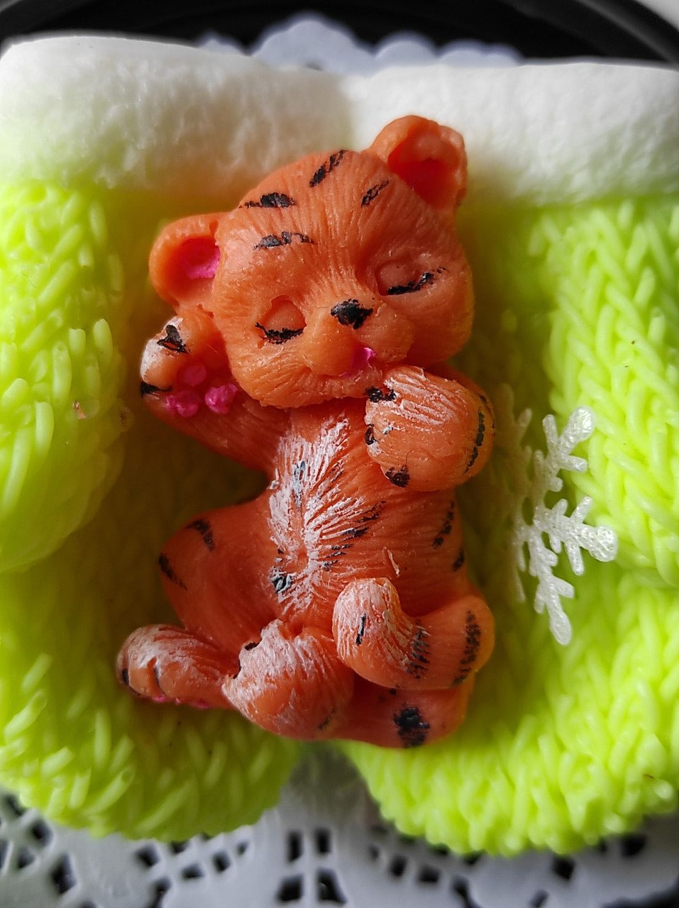 Мило ручної роботи Тигреня на рукавичках у купольній подарунковій упаковці., фото 1