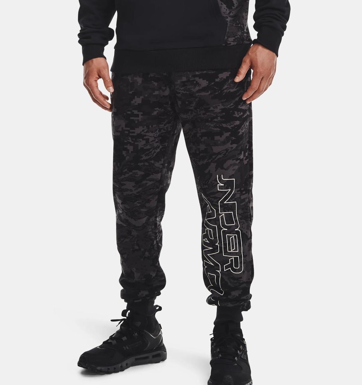 Штани спортивні чоловічі Under Armour 1366313-001 RIVAL FLC CAMO SCRIPT JGR колір: чорний