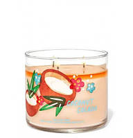 Ароматизированная свеча с тремя фитилями от Bath & Body Works - Coconut Colada