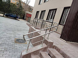 Ограждение пандуса и нержавеющие перила для лестниц. Больница г. Мариуполь. 4