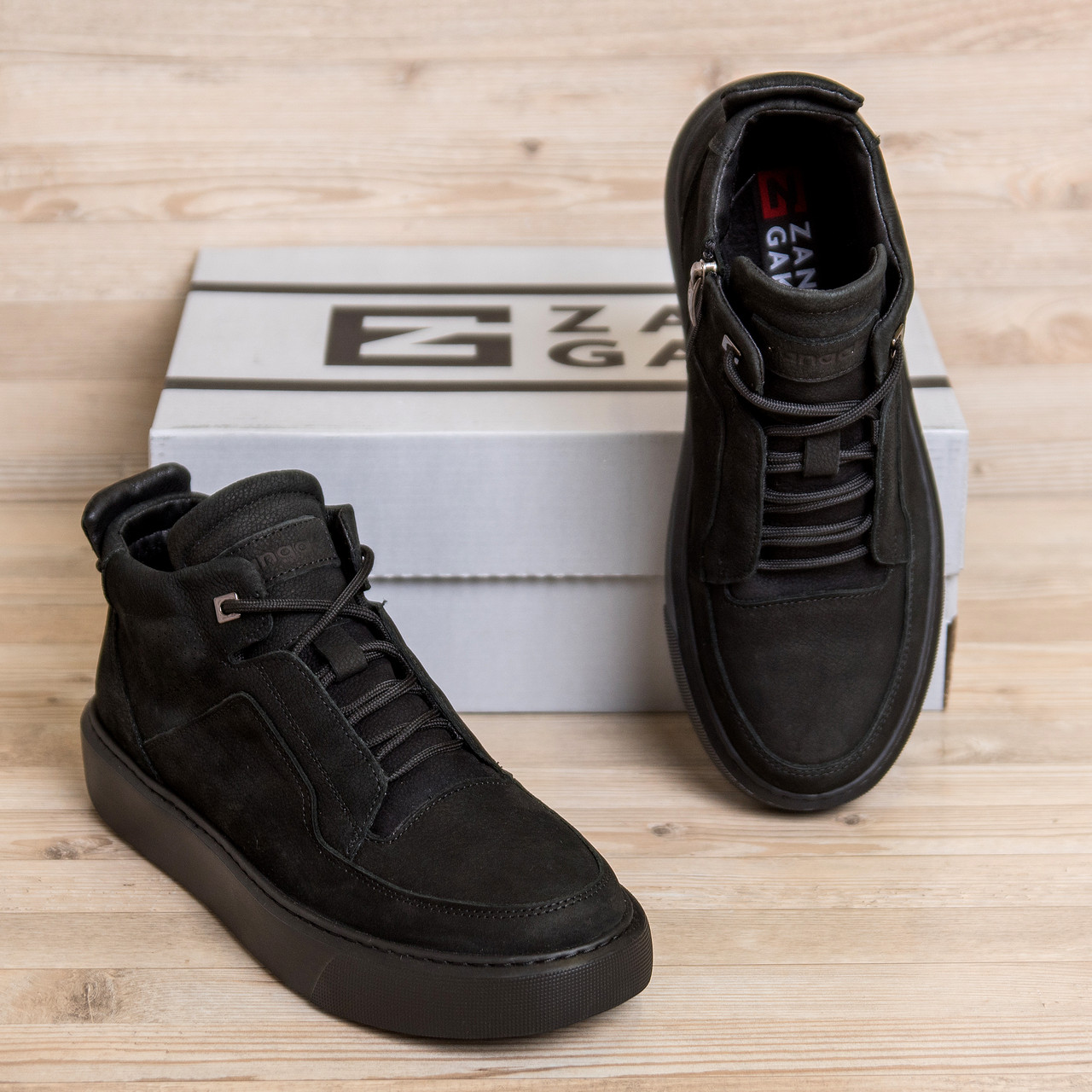 Чоловічі черевики чорного кольору на овчині замшеві