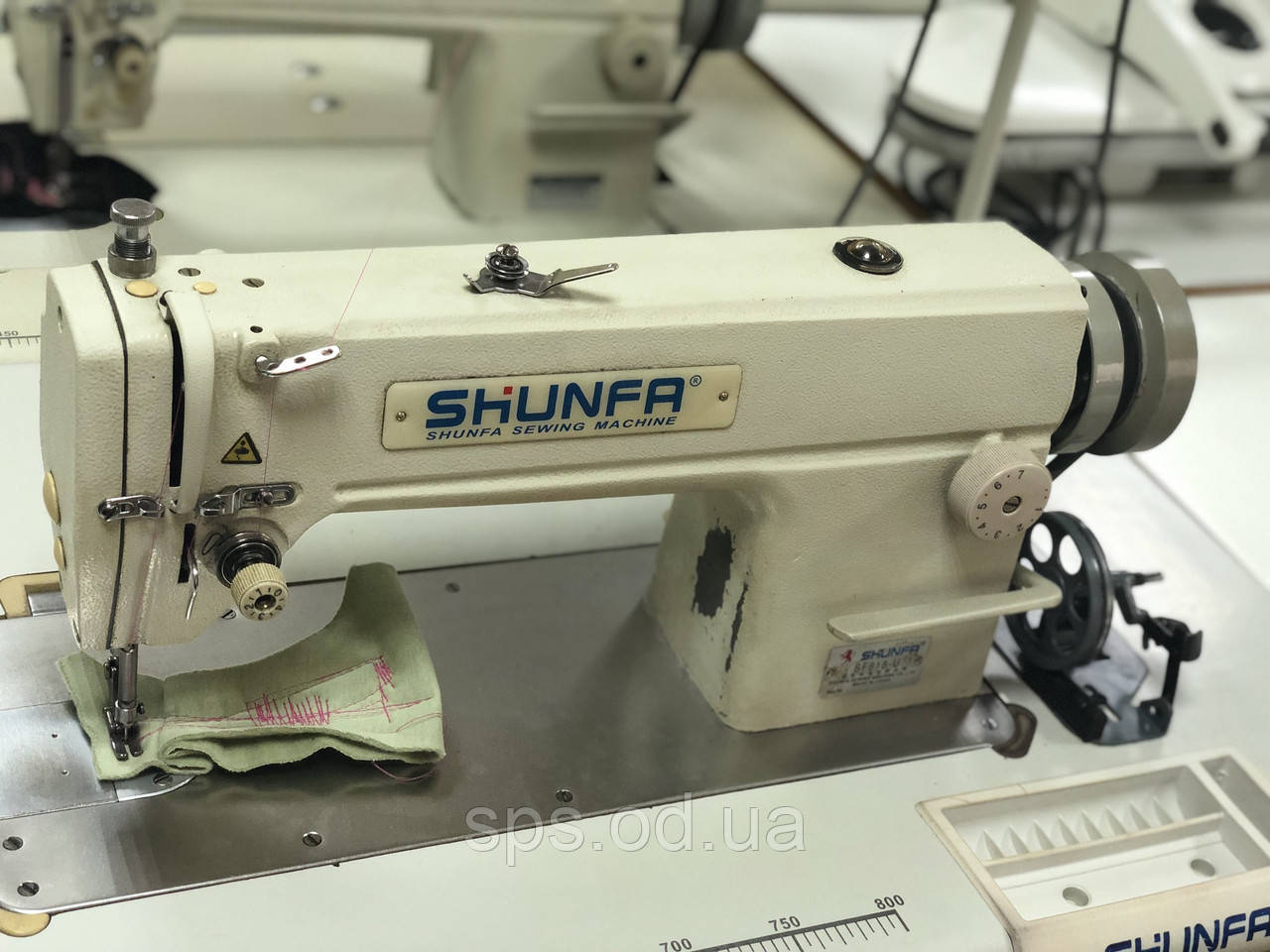 Прямострочка Shunfa SF 818-U, для середніх і важких тканин на простому фрикційному двигуні на 220 в