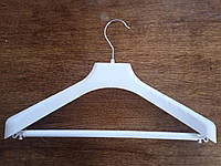 Вішалка пластмасова з широким плечем для верхнього одягу .білого кольору 42см