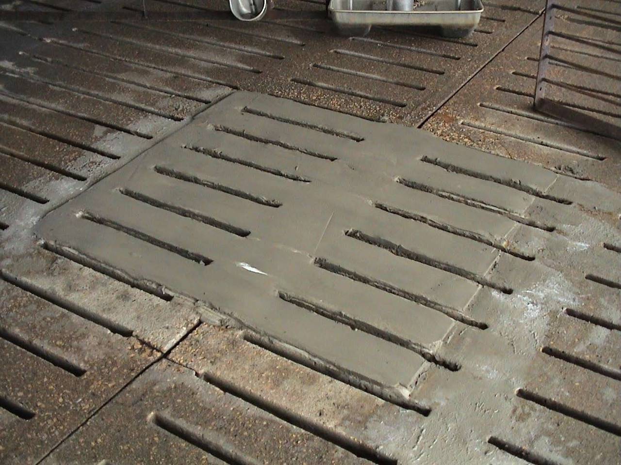 Строительная смесь для ремонта бетонного пола Con-Korite X`TRA 1360 кг Hog Slat - фото 1 - id-p248236520
