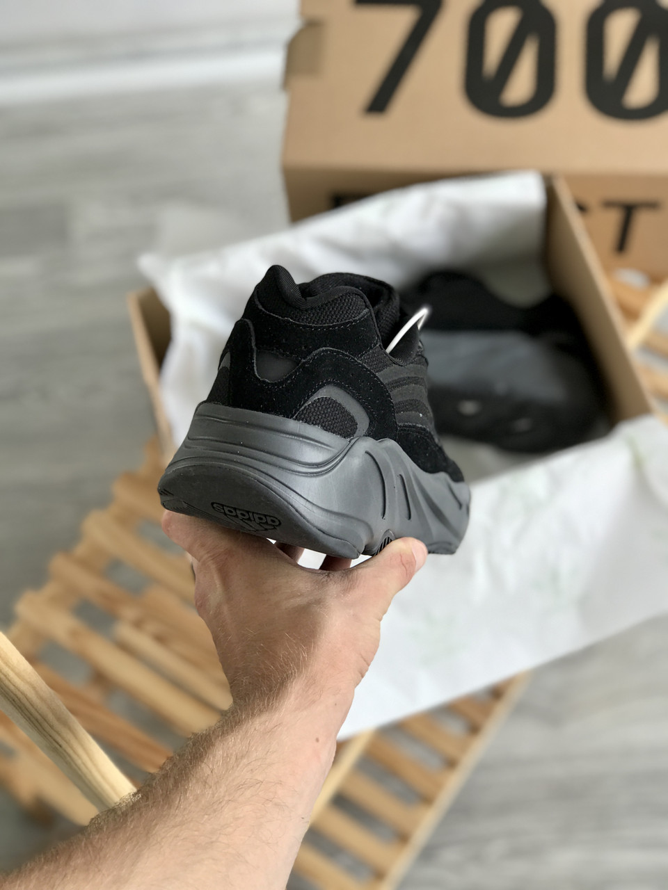 Yeezy boost 700 v2 noir sale