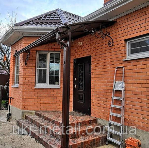 Козирки з полікарбонату над ганком