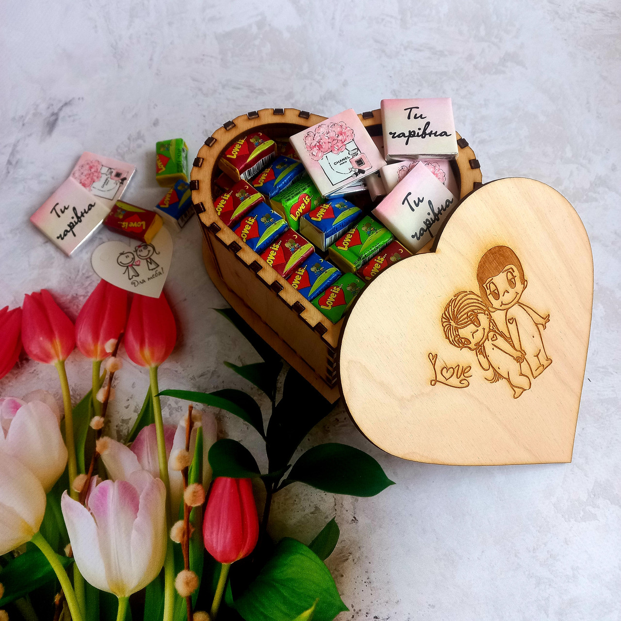 Подарунковий бокс "Love is" в шкатулці. Серце "Love is". Жувальні гумки Love is.Подарунок на 14 лютого.