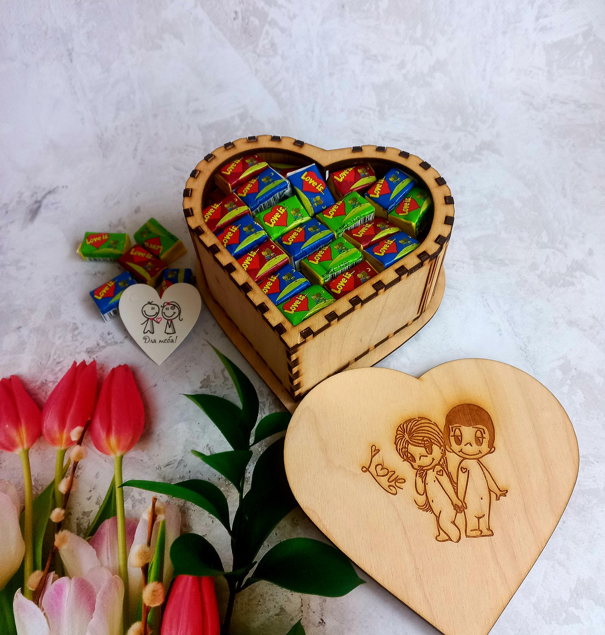 Подарунковий набір "Love is", в шкатулці. Жувальні гумки Love is 50 штук.Подарунок на 14 лютого