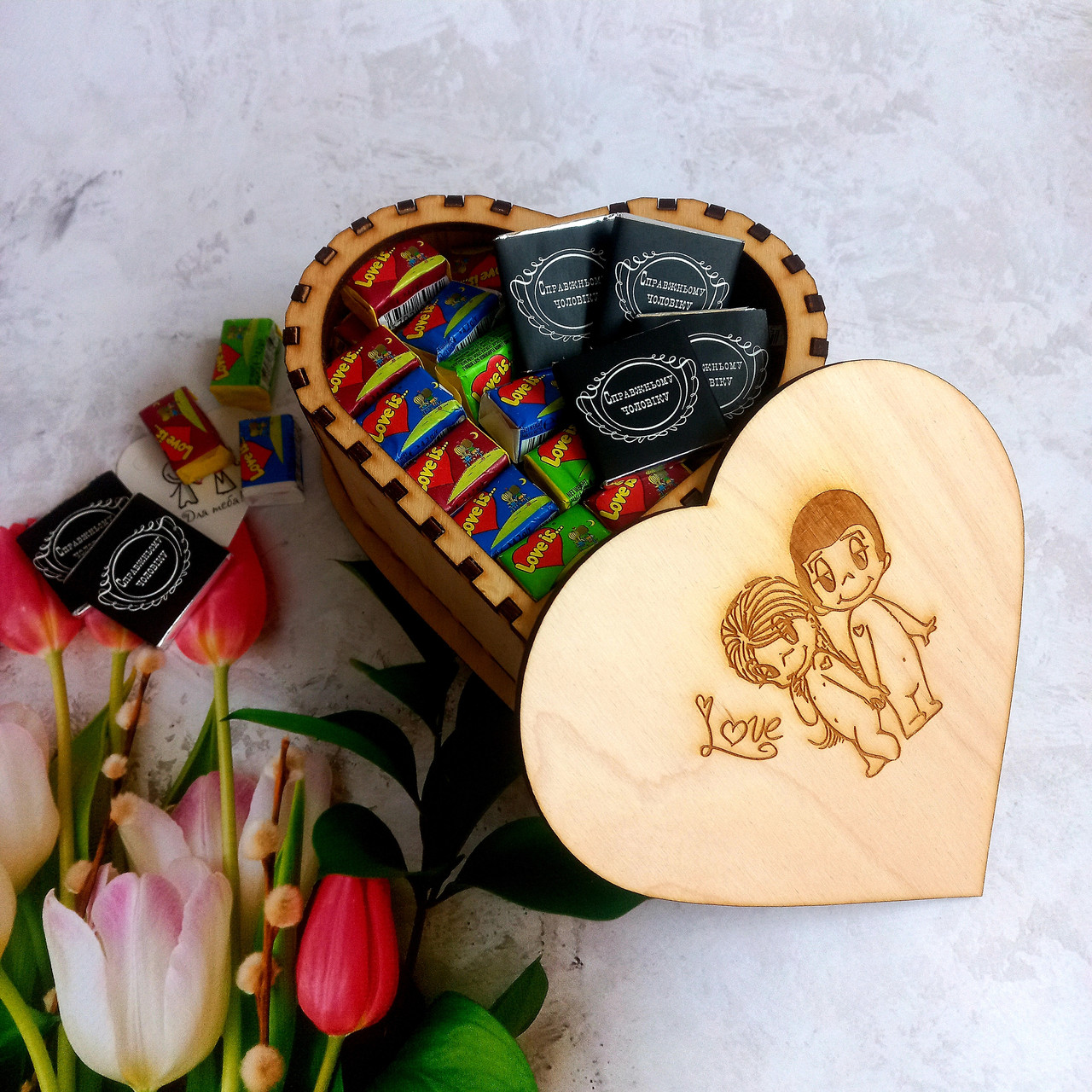 Подарунковий набір "Love is" , у скриньці серце. Жуйки Love is. Подарунок хлопцю. Подарунок на 14 лютого