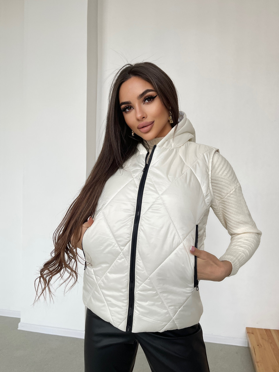 Жилетка жіноча стьобана з капюшоном, фото 1