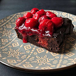 ШОКОЛАДНИЙ ПИРІГ ІЗ ВИШНЕВИМ СОУСОМ 🍒