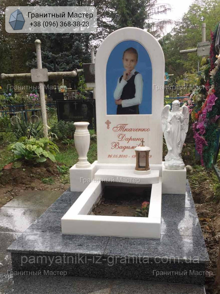 Красивий пам'ятник дитині з кольоровим портретом №109