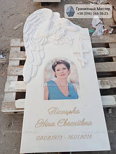 Надгробний пам'ятник з білого мармуру жінці з кольоровим портретом та барельєфом янгола № 116