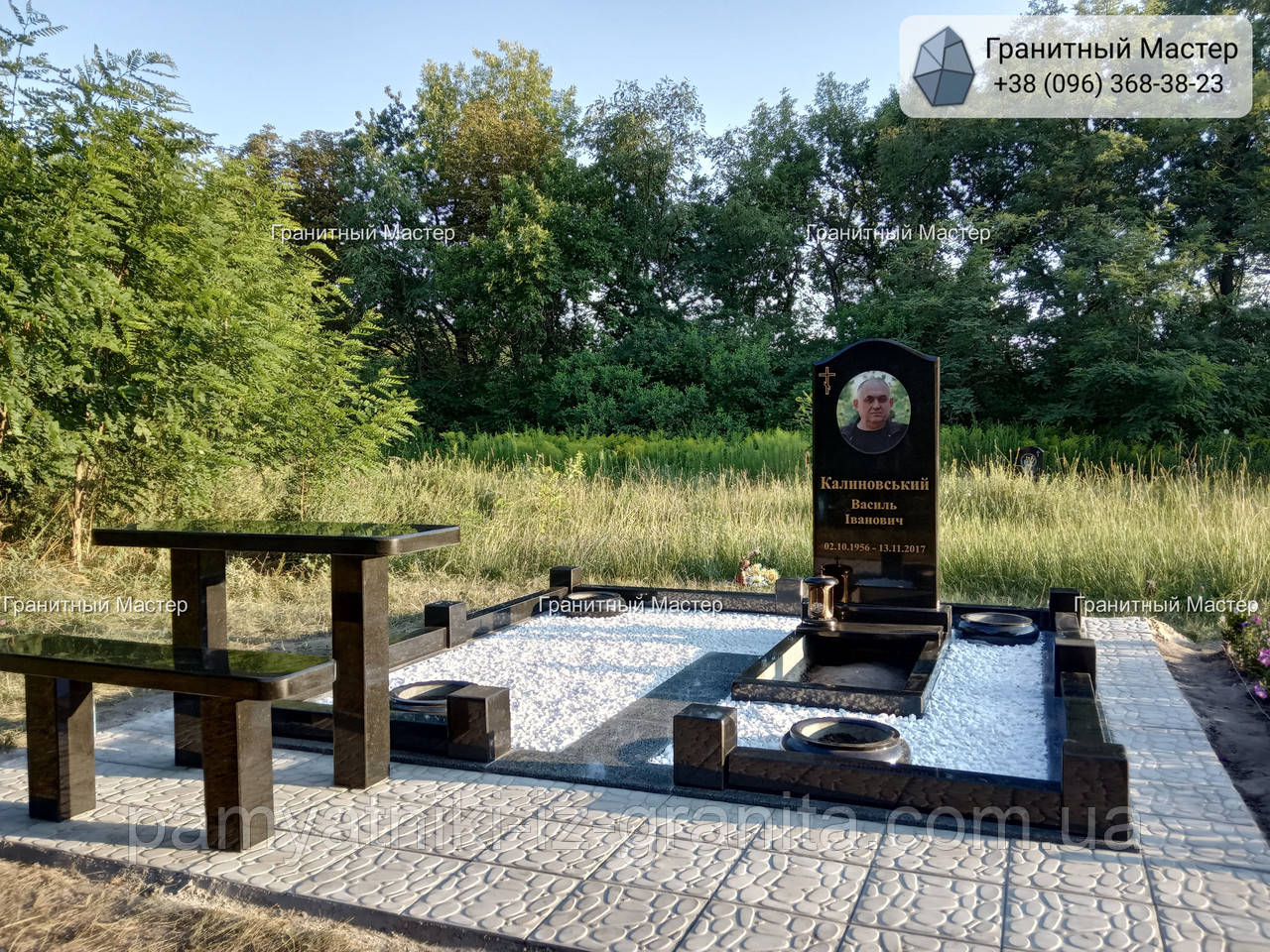 Незвичайний надгробний пам'ятник з чорного граніту чоловікові № 123