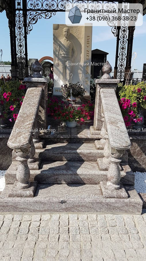 Красивый эксклюзивный мемориальный памятник из белого мрамора мужчине с барельефом человека № 9 - фото 3 - id-p1559977597