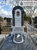 Красивый надгробный памятник из гранита и мрамора женщине с колоннами и портретом № 53