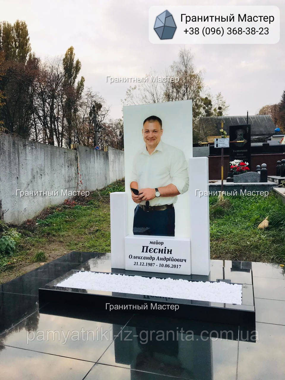 Пам'ятник чоловіку з кольоровим портретом №20