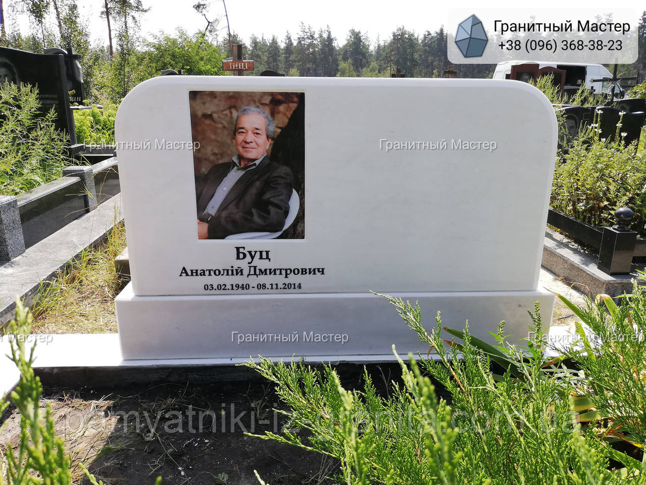 Гарний горизонтальний пам'ятник з білого мармуру чоловікові з кольоровим портретом № 95