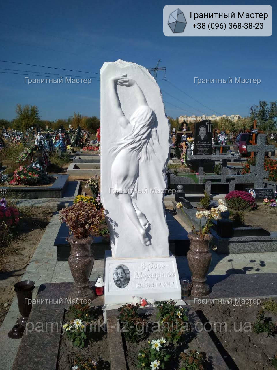Гарний ексклюзивний пам'ятник з мармуру жінці з барельєфом людини №94