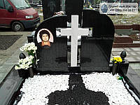 Двойной памятник из черного гранита с крестом из белого мрамора и цветным портретом № 82