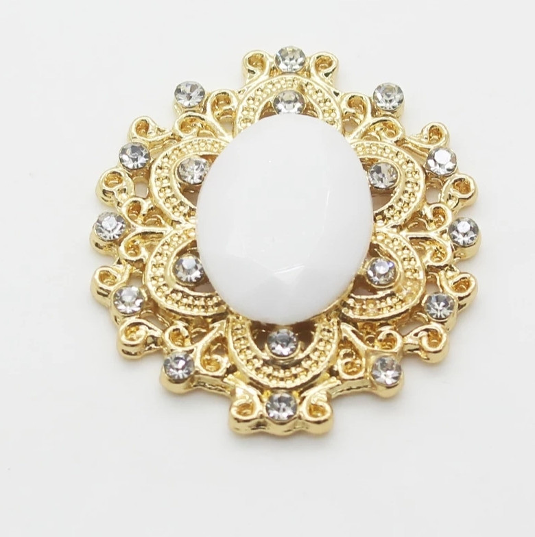 Камінь в золотистій ажурній оправі 24*26 мм білий, фото 1