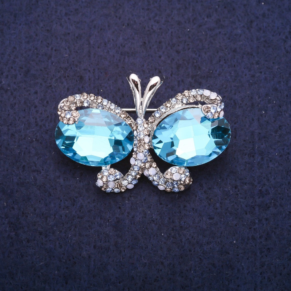 Брошь Бабочка с голубыми кристаллами, серебристый металл 26х38мм купить бижутерию дешево