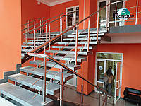 Перила для лестницы из металла. В компании Инвестпром групп вы можете заказать перила и ограждения для лестниц. 