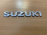 Эмблема SUZUKI крышки багажника Suzuki SX4 / Vitara / Swift 2484279J0 7782179J000PG