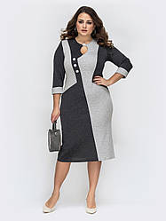 Сіра трикотажна напівприлягаюча сукня для повних жінок