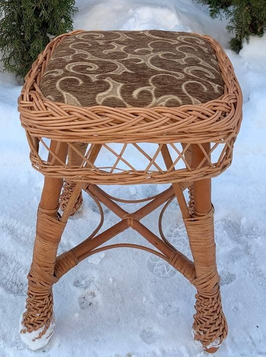 Табуретка з лози з м'яким сидінням