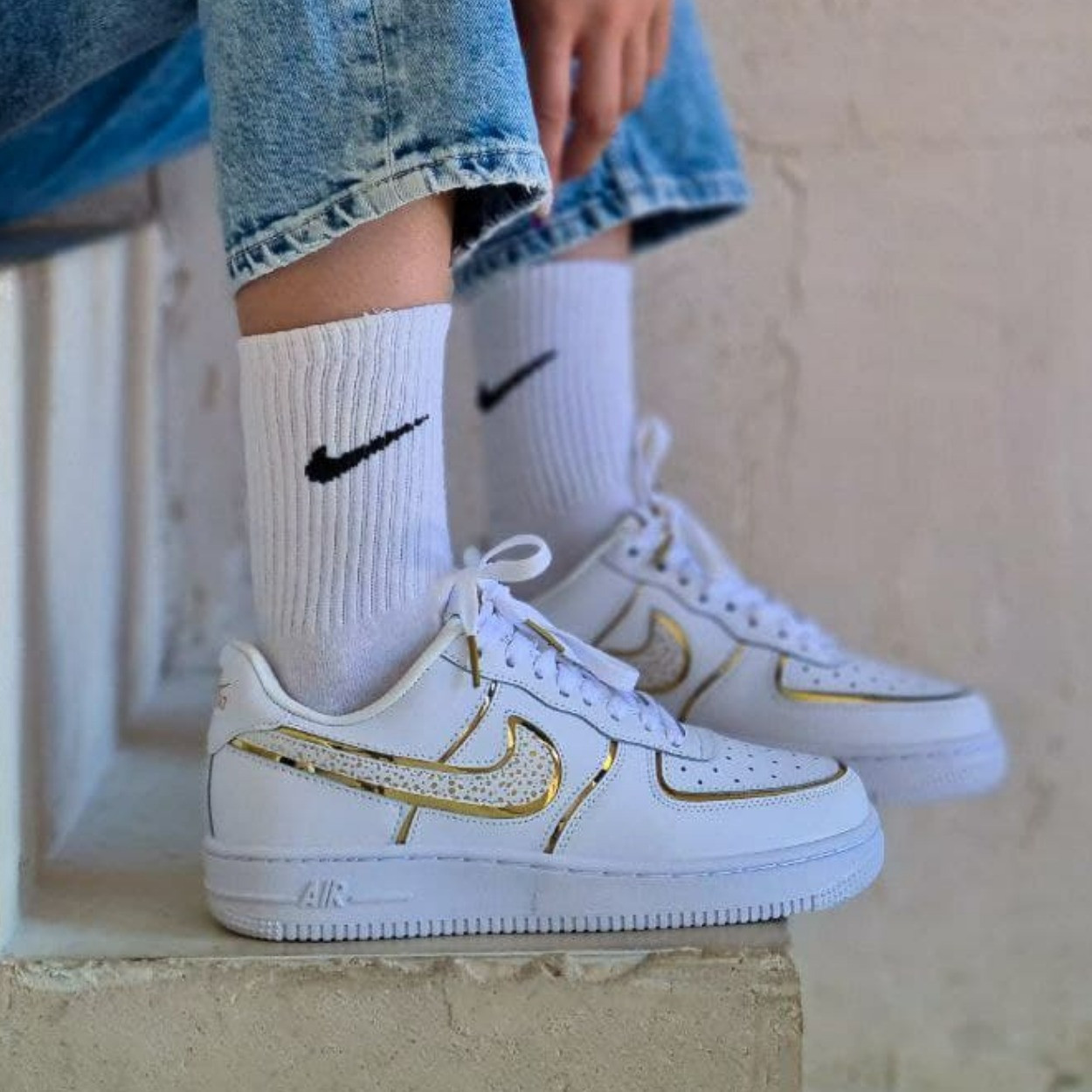 Кросівки жіночі Nike Air Force White Gold білі демісезонні повсякденні шкіра найк аїр форс низькі, фото 1