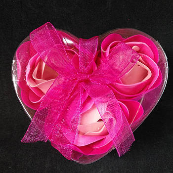 Сувенірний подарунковий мило з пелюсток троянд 3 штуки 7,5*7*4 см