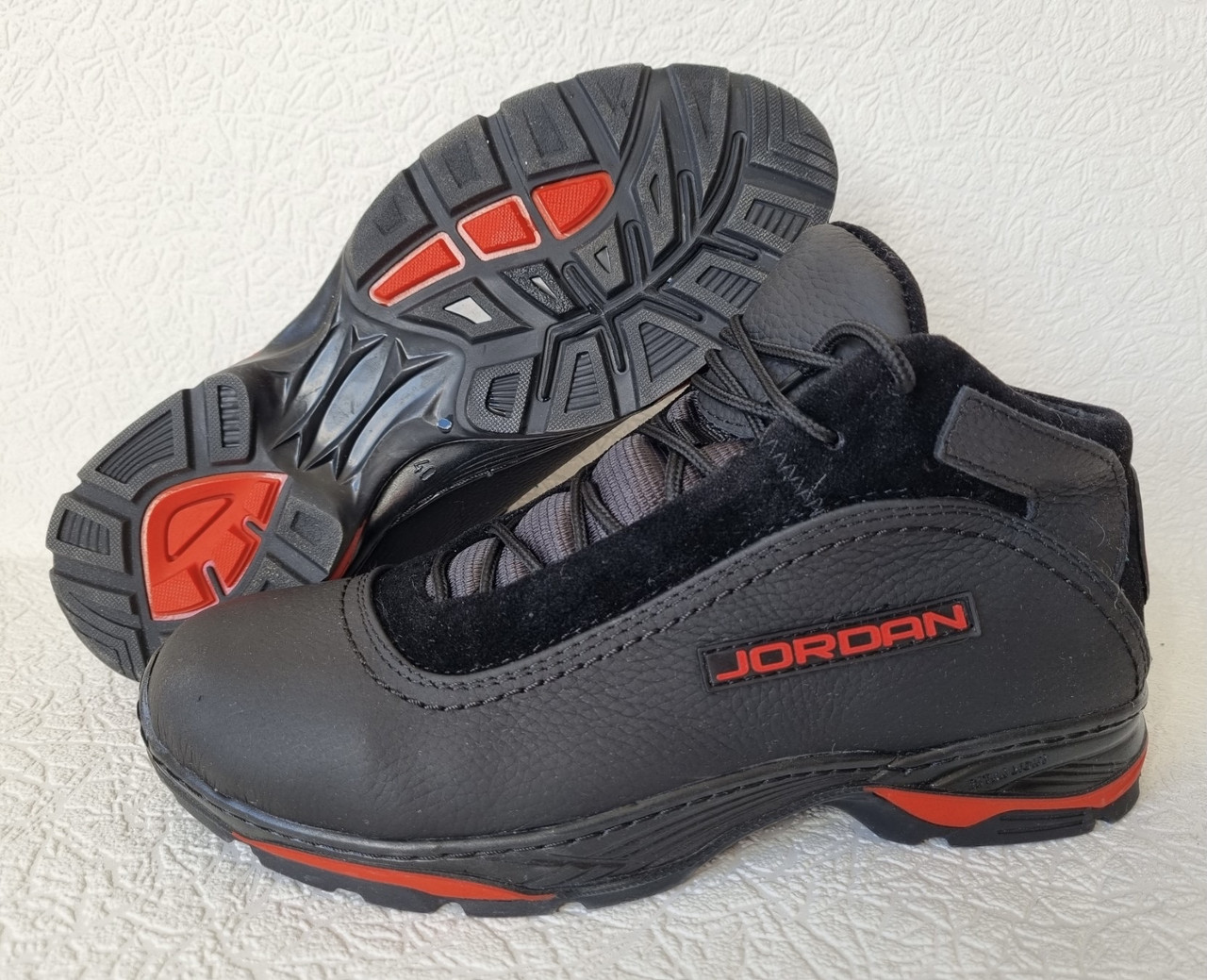 Jordan зимние мужские кроссовки натуральная кожа мех ботинки черные с красными логотипами - фото 1 - id-p1563321113