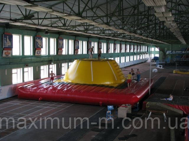 Цар гори. Атракціон для торгового центру.