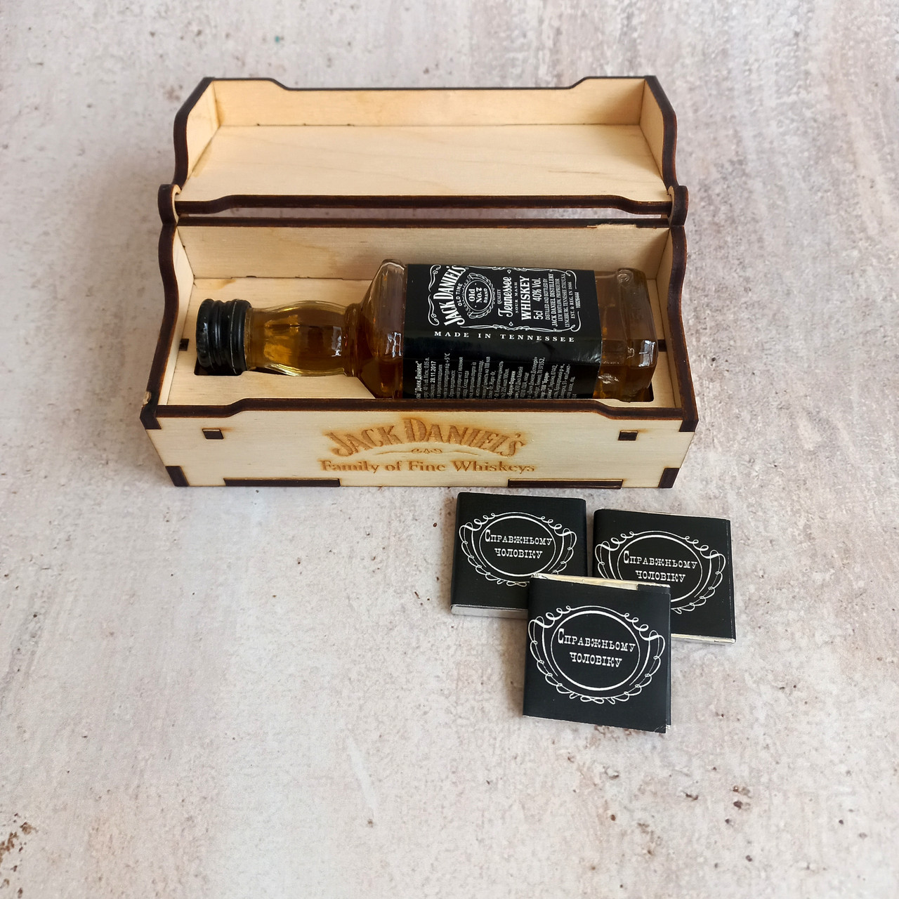 Невеликий презент чоловікові Jack Daniels в дерев'яній коробці.Подарунок Jack Daniels Міні комплімент на 14 лютого