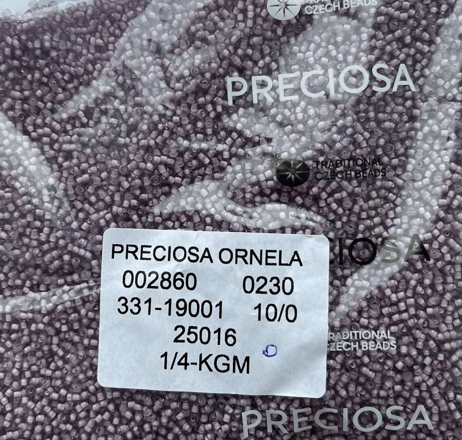 Бісер 10/0, колір No25016 (пап.50 грамів) фіолетовий прозорий із білою серединкою