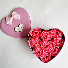 Подарунковий набір троянд із мила в коробочці у формі серця рожевий, 12х12 см