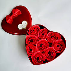 Подарунковий набір мила у формі пелюсток червоних троянд у коробочці серце, 12х12 см