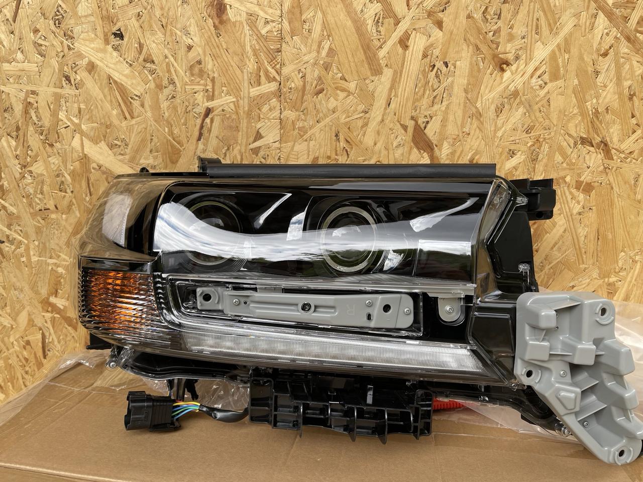 Фари Toyota Land Cruiser 200 2016 2020 LED BLACK
