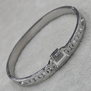 Жіночий класичний браслет металевий на руку шарнірна застібка сріблястого кольору з кристалами