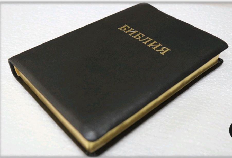 Библия чёрного цвета, 17х24 см, кожаная, без замочка, с индексами, золотой срез