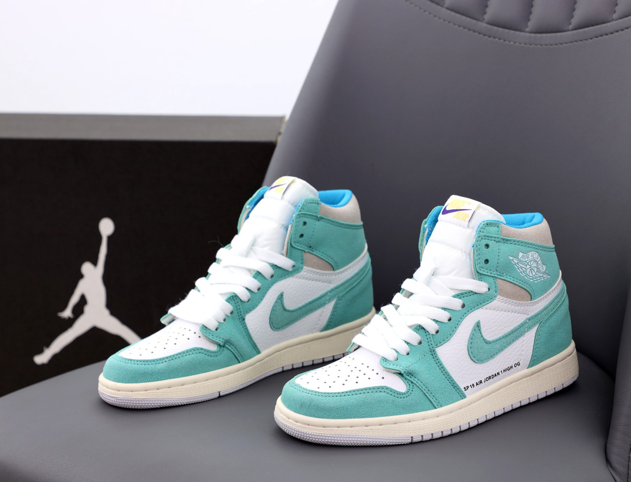 Жіночі кросівки Nike Air Jordan 1 Retro