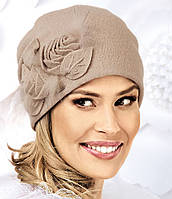 Элегантная польская женская шапка-бандана Willi, «Donicia» с роскошным цветочным декором в жемчужном цвете.