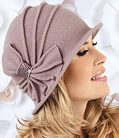 Элегантная женская шляпка-клош Willi, «Murka» с эффектным декором в нежно-розовом цвете пудра.