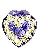 Букет квітів декоративного мила "Ніжність" в коробці серці 12 троянд +3 камелії