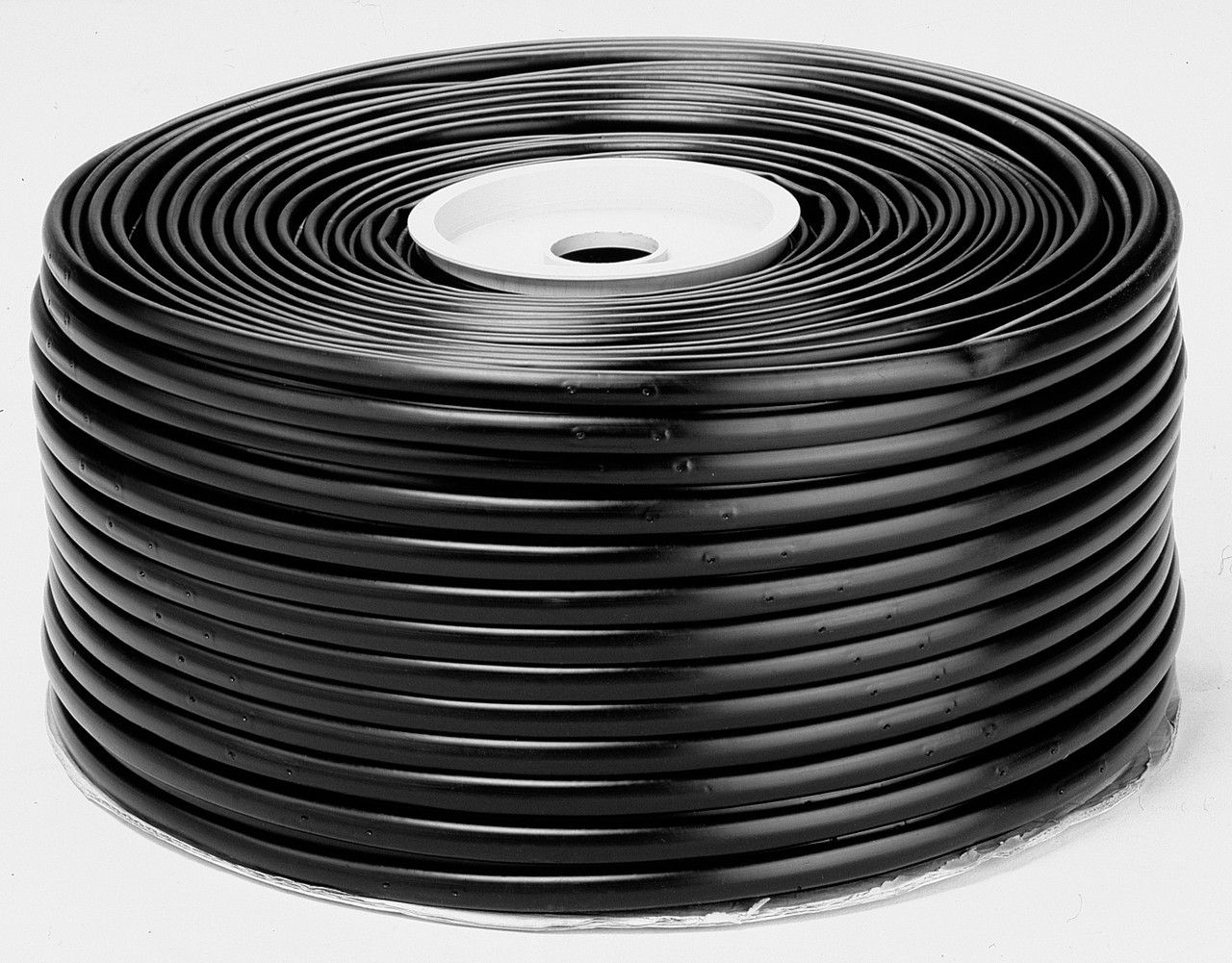 Крапельна стрічка, товщина стінки 6 міл, отвори через 15 см, витрата води 1,4 л/год, довжина 2500 м.