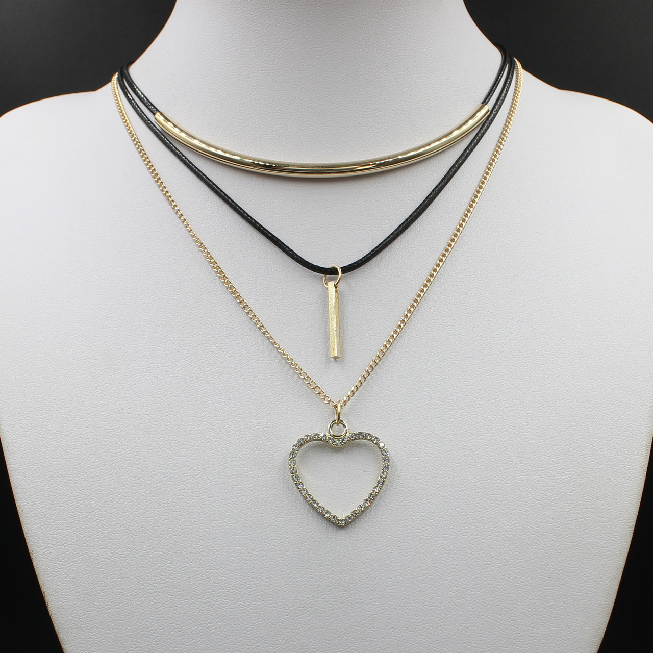 Чокер тришаровий чорний шнурок з екошкіри та з трубочкою золотистим металевим ланцюжком серця в стразах