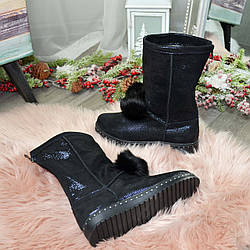 Уггі жіночі замшеві з лазерним напиленням, декоровані бубонами